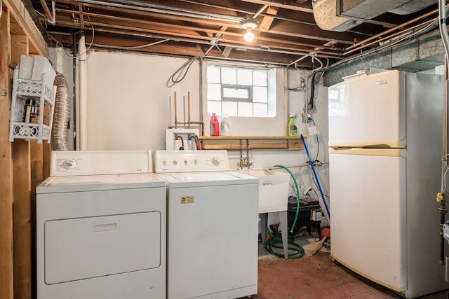washroom with laundry area and washer and clothes dryer