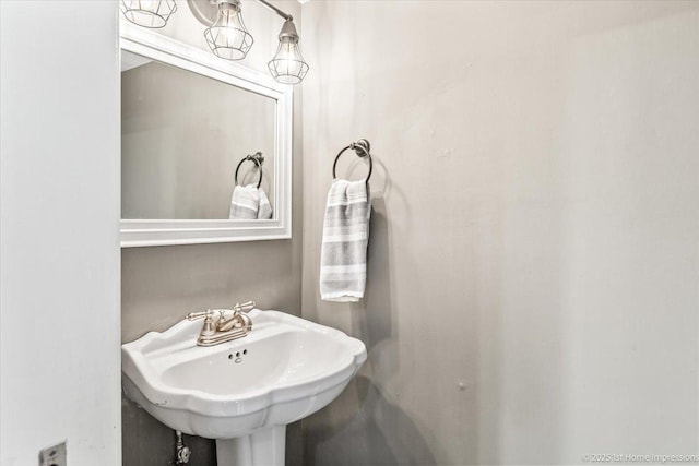 bathroom featuring a sink