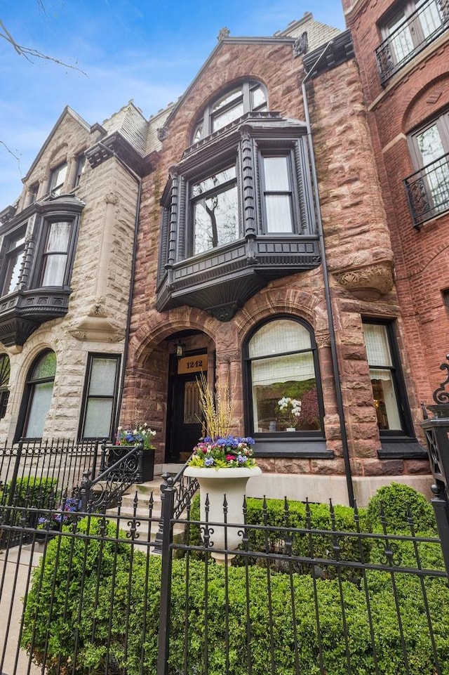 1242 N Astor St, Chicago, IL 60610 - view of front of property featuring a fenced front yard