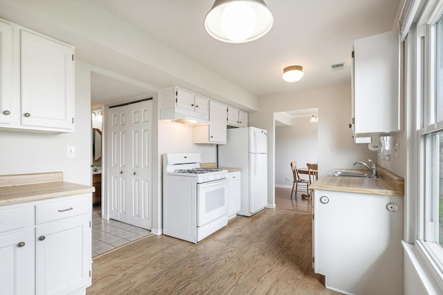 1005 Thomas Blvd, Mundelein, IL 60060 - kitchen featuring light wood-style floors, a sink, white cabinets, and white appliances