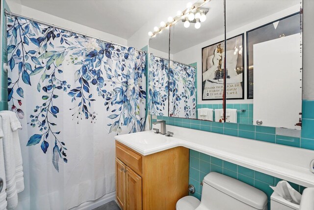 6301 N Sheridan Rd Unit 20J, Chicago, IL 60660 - bathroom with toilet, vanity, a shower with shower curtain, and backsplash