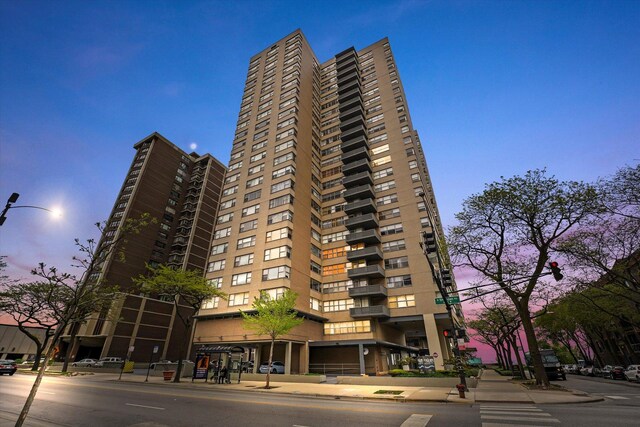6301 N Sheridan Rd Unit 20J, Chicago, IL 60660 - view of property at dusk