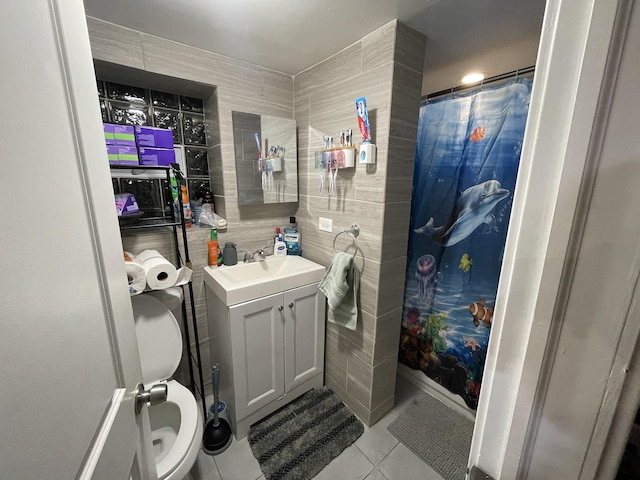 full bath featuring tile walls, toilet, a shower with curtain, vanity, and tile patterned floors