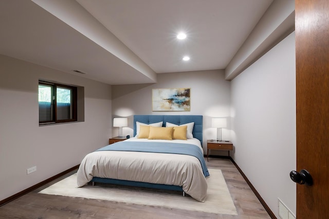 bedroom featuring visible vents, light wood-style flooring, baseboards, and recessed lighting