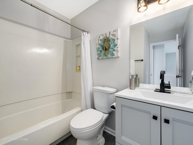 full bath featuring baseboards, shower / bathtub combination with curtain, toilet, and vanity