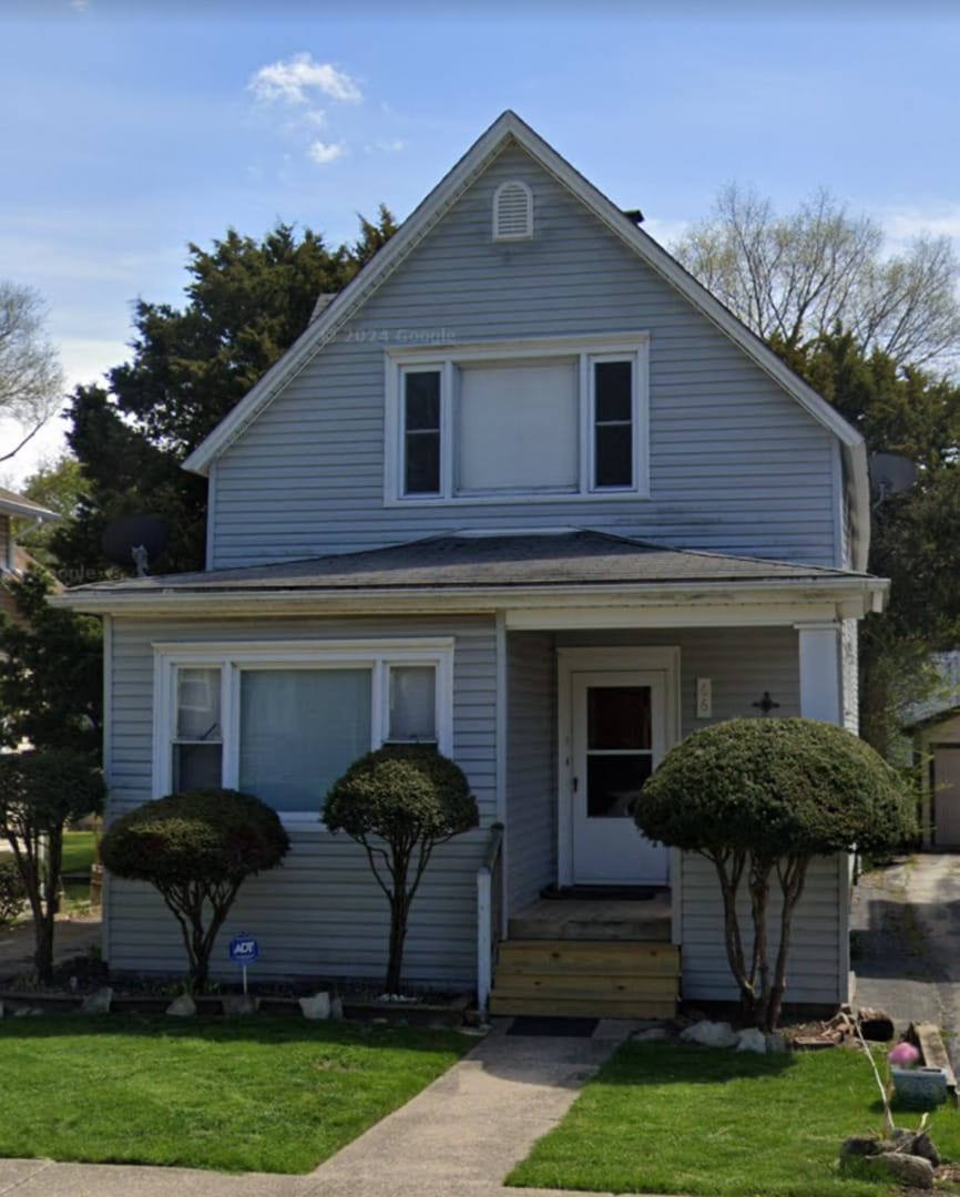 view of front facade with a front yard