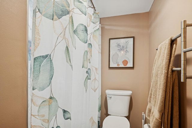 full bathroom featuring toilet and a shower with curtain