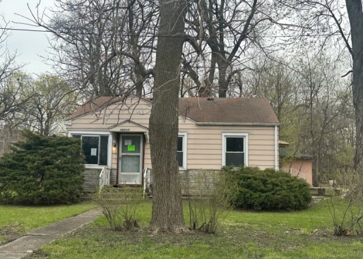 14717 E Riverside Dr, South Holland, IL 60473 - view of front facade with a front lawn