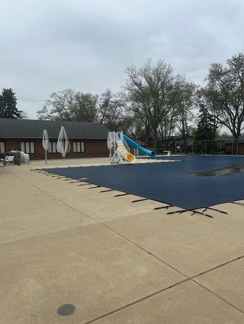 view of swimming pool