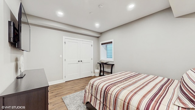 11050 Deer Haven Ln, Orland Park, IL 60467 - bedroom with light wood finished floors, recessed lighting, a closet, and baseboards