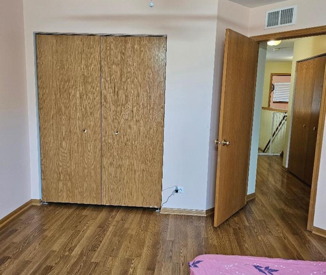 2186 Shadow Creek Ct N, Vernon Hills, IL 60061 - unfurnished bedroom with wood finished floors and baseboards