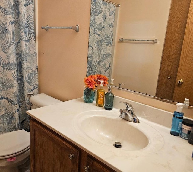 2186 Shadow Creek Ct N, Vernon Hills, IL 60061 - bathroom featuring toilet, vanity, and curtained shower