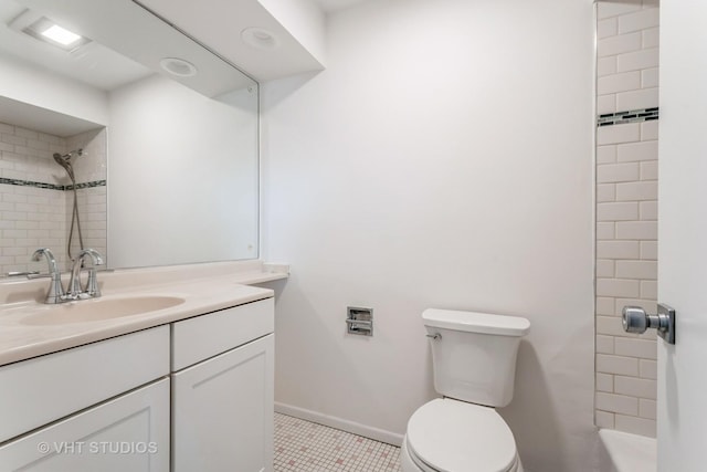 full bath featuring tiled shower, tile patterned floors, toilet, vanity, and baseboards