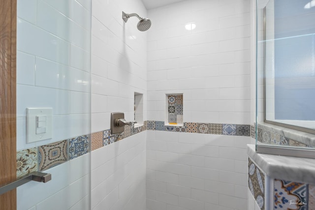 bathroom featuring tiled shower