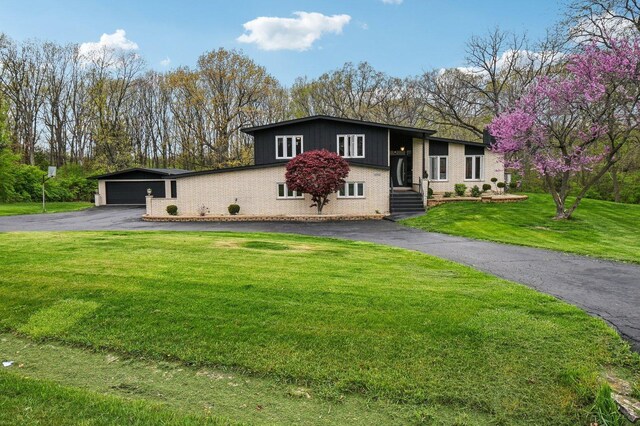11702 Center Dr, Lemont, IL 60439 - mid-century modern home with a front lawn, brick siding, and driveway