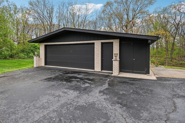 11702 Center Dr, Lemont, IL 60439 - view of detached garage