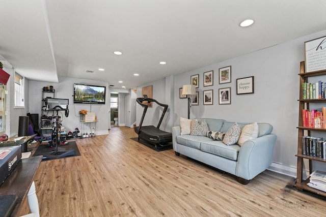 living area featuring light wood-style floors, recessed lighting, and baseboards