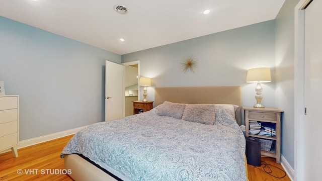 bedroom featuring light wood-style floors, recessed lighting, baseboards, and visible vents