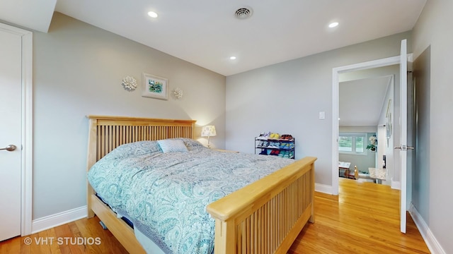 bedroom featuring light wood-style floors, recessed lighting, baseboards, and visible vents