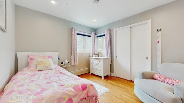 bedroom featuring light wood-style floors, recessed lighting, and a closet