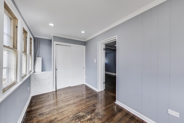 unfurnished bedroom featuring wood finished floors, baseboards, a closet, ornamental molding, and recessed lighting