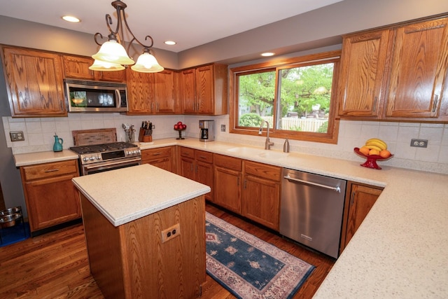 600 Salceda Dr, Mundelein, IL 60060 - kitchen with appliances with stainless steel finishes, light countertops, a sink, dark wood-type flooring, and recessed lighting