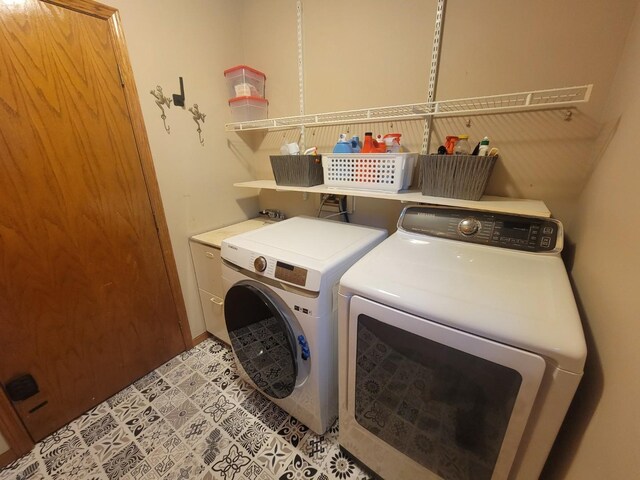 600 Salceda Dr, Mundelein, IL 60060 - laundry room featuring washing machine and dryer