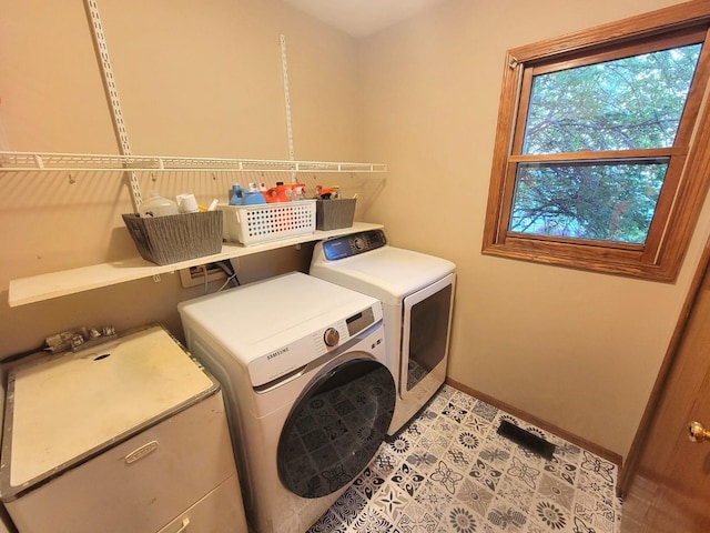 600 Salceda Dr, Mundelein, IL 60060 - laundry area with washing machine and clothes dryer and baseboards