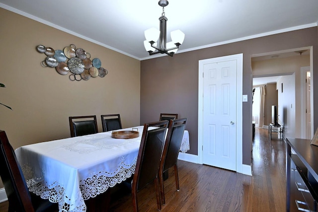 dining space with a chandelier, dark wood-style floors, crown molding, and baseboards