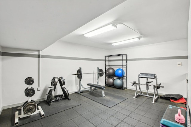 exercise room featuring baseboards
