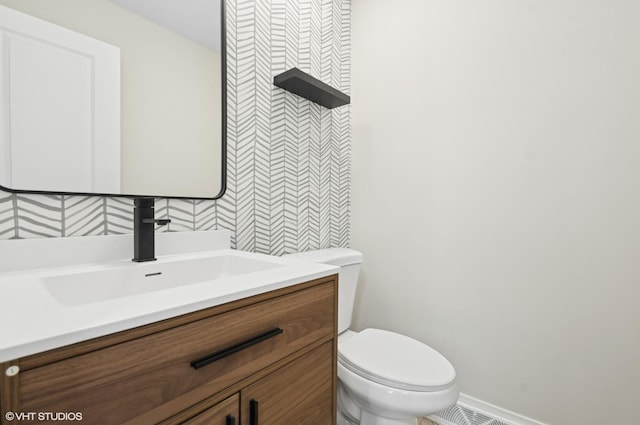 1816 W Pheasant Trl, Mount Prospect, IL 60056 - bathroom with vanity, toilet, wallpapered walls, and baseboards