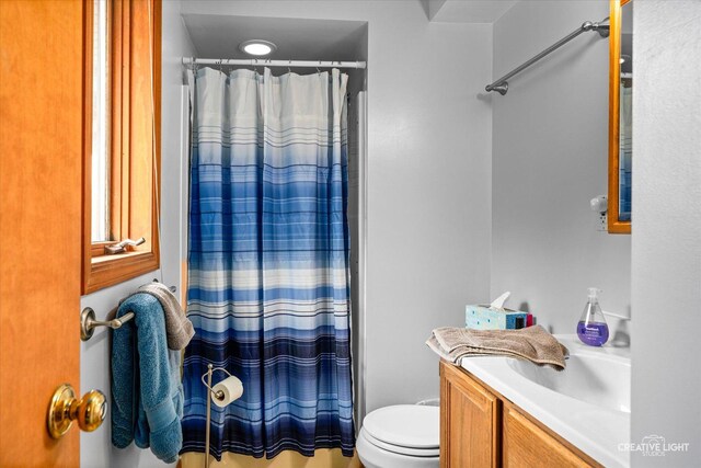 911 E Main St, Plano, IL 60545 - full bathroom featuring toilet, curtained shower, and vanity