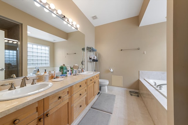 535 N Wood St, Chicago, IL 60622 - bathroom featuring visible vents, toilet, a garden tub, and a sink