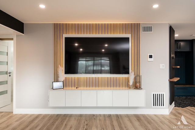 room details featuring recessed lighting, baseboards, visible vents, and wood finished floors