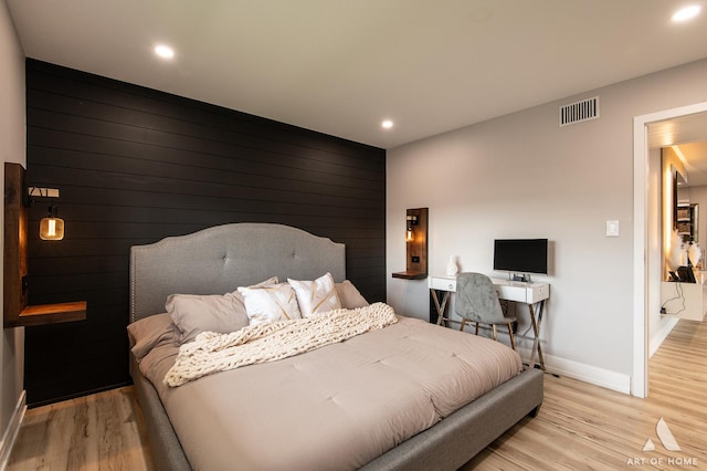 bedroom featuring recessed lighting, baseboards, visible vents, and light wood-style floors