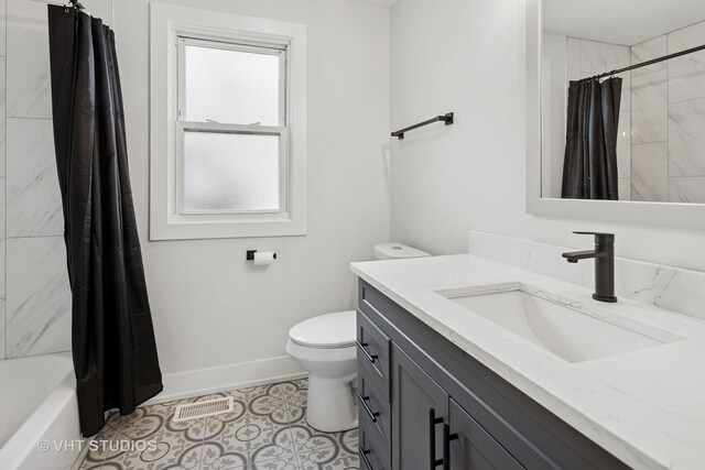 3800 W Eddy St, Chicago, IL 60618 - full bathroom featuring visible vents, baseboards, vanity, toilet, and shower / bathtub combination with curtain