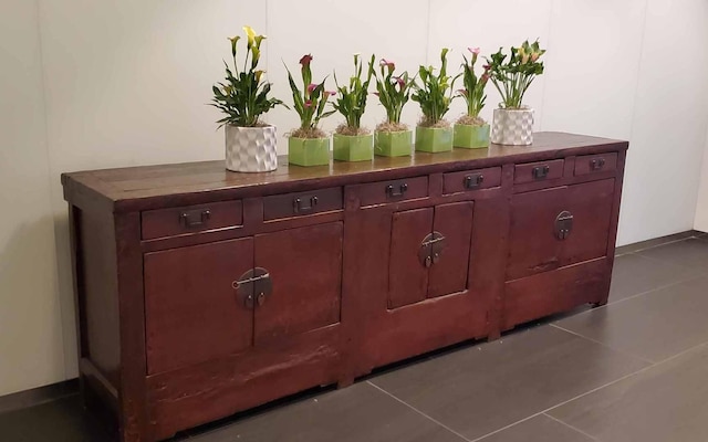 detailed view of baseboards