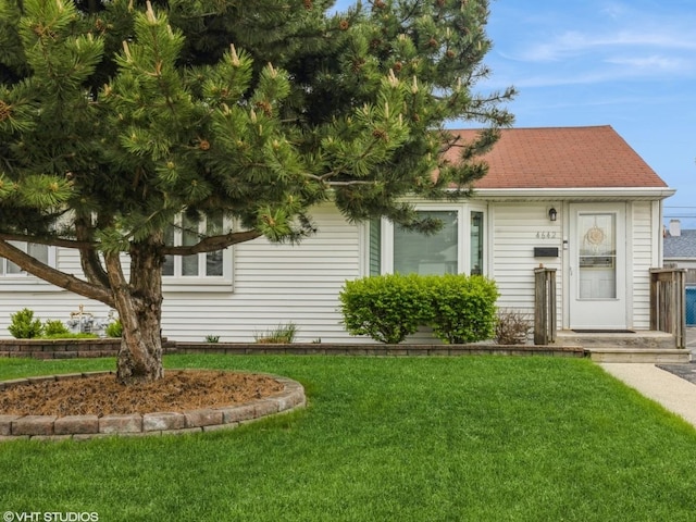 view of front of home featuring a front lawn