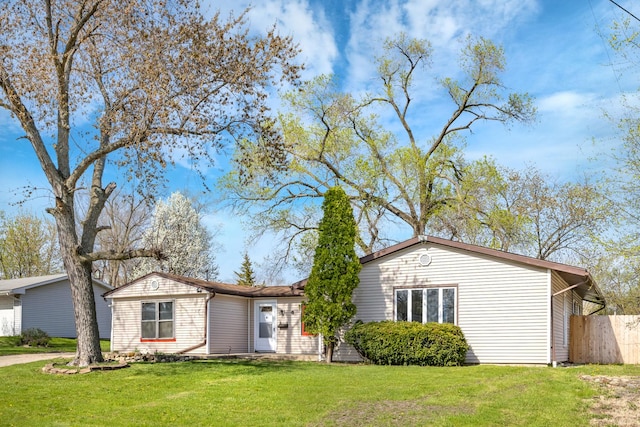 view of front of house featuring fence and a front yard