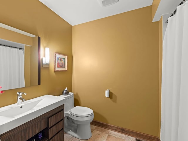 full bath featuring baseboards, visible vents, toilet, and vanity