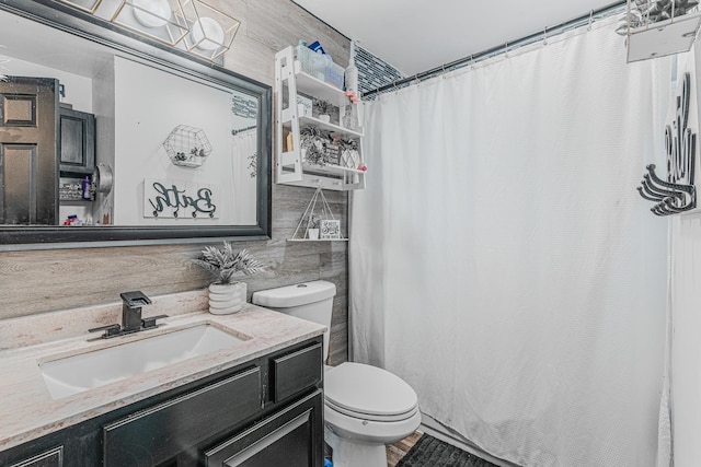 full bath with toilet, curtained shower, backsplash, and vanity
