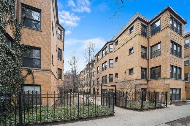 7633 N Greenview Ave Unit 3W, Chicago, IL 60626 - view of building exterior with a fenced front yard