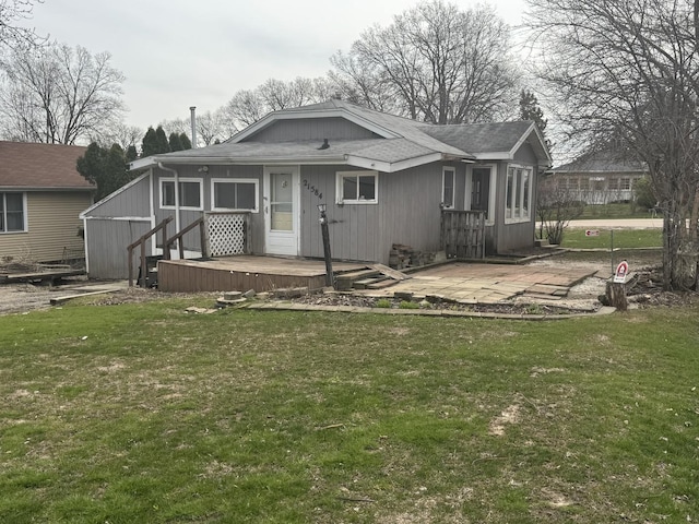 view of front facade featuring a wooden deck and a front lawn