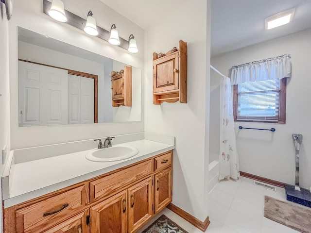 bathroom featuring shower / bath combo with shower curtain, visible vents, vanity, and baseboards
