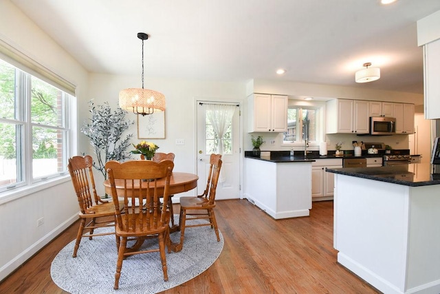dining space featuring recessed lighting, baseboards, and light wood-type flooring