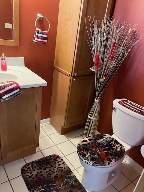 1032 Rockport Dr Unit 1032, Carol Stream, IL 60188 - bathroom featuring toilet, tile patterned flooring, and vanity