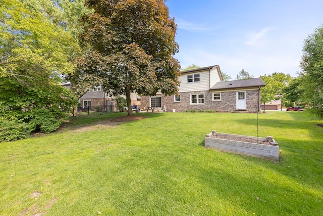 542 Stafford Ln, Glen Ellyn, IL 60137 - view of yard featuring a garden
