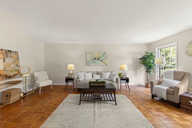 542 Stafford Ln, Glen Ellyn, IL 60137 - living area featuring baseboards