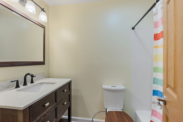 full bath with baseboards, curtained shower, toilet, and vanity