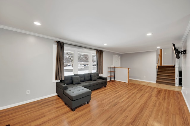living room featuring baseboards, recessed lighting, light wood-style floors, and crown molding